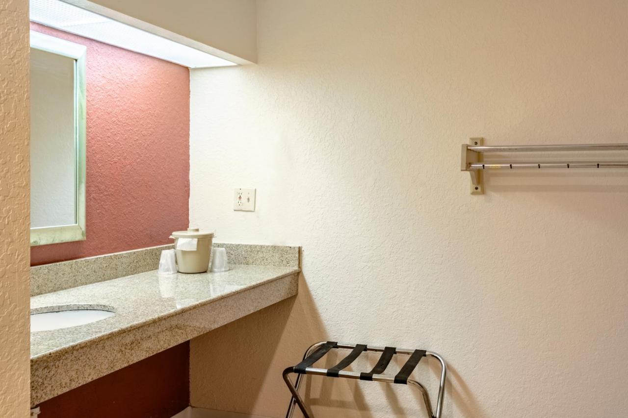 Econo Lodge Palm Harbor - Clearwater Экстерьер фото